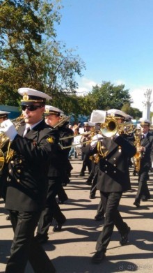 Шествие военных оркестров-участников фестиваля "Спасская башня" по центральной аллее ВДНХ.