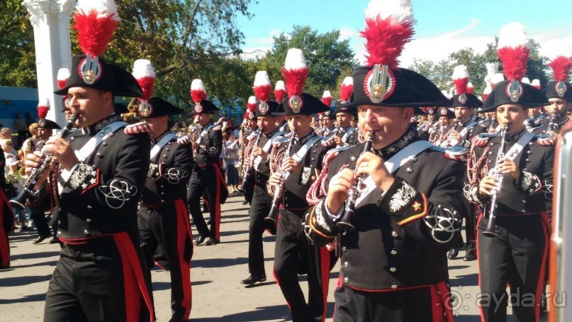 Шествие военных оркестров-участников фестиваля "Спасская башня" по центральной аллее ВДНХ.