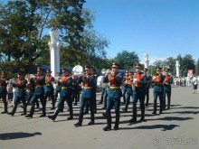 Шествие военных оркестров-участников фестиваля "Спасская башня" по центральной аллее ВДНХ.