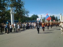 Шествие военных оркестров-участников фестиваля "Спасская башня" по центральной аллее ВДНХ.