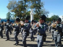 Шествие военных оркестров-участников фестиваля "Спасская башня" по центральной аллее ВДНХ.