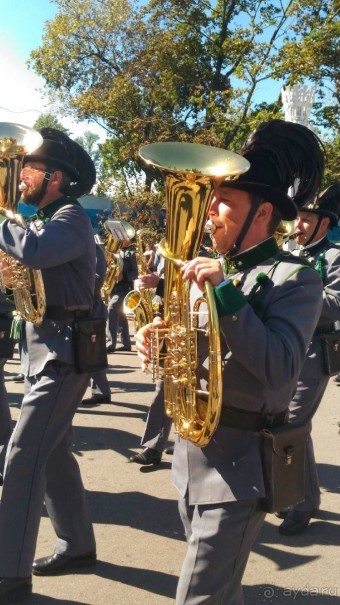 Шествие военных оркестров-участников фестиваля "Спасская башня" по центральной аллее ВДНХ.