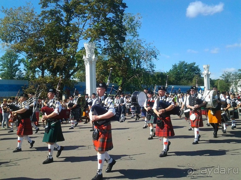 Шествие военных оркестров-участников фестиваля "Спасская башня" по центральной аллее ВДНХ.