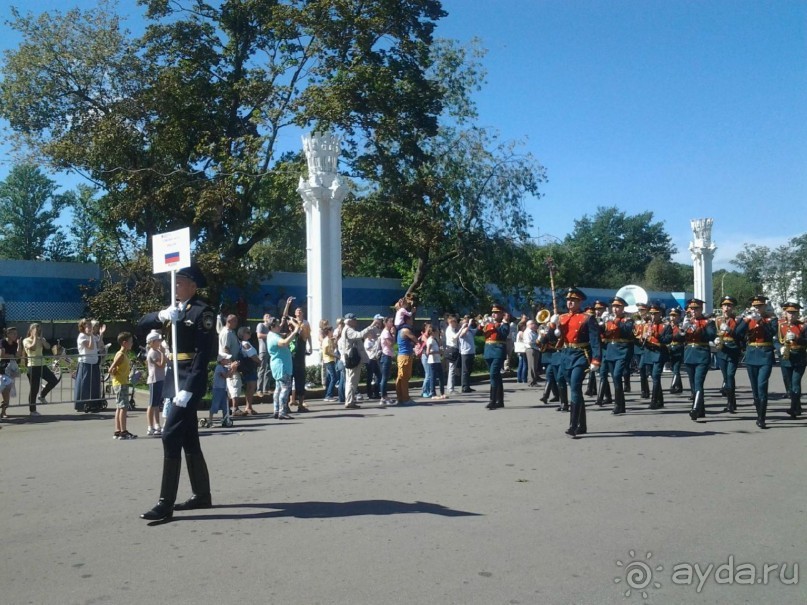 Шествие военных оркестров-участников фестиваля "Спасская башня" по центральной аллее ВДНХ.