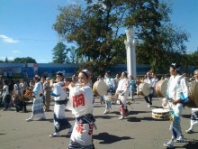 Шествие военных оркестров-участников фестиваля "Спасская башня" по центральной аллее ВДНХ.