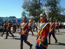 Шествие военных оркестров-участников фестиваля "Спасская башня" по центральной аллее ВДНХ.