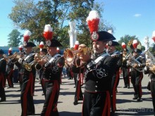 Шествие военных оркестров-участников фестиваля "Спасская башня" по центральной аллее ВДНХ.