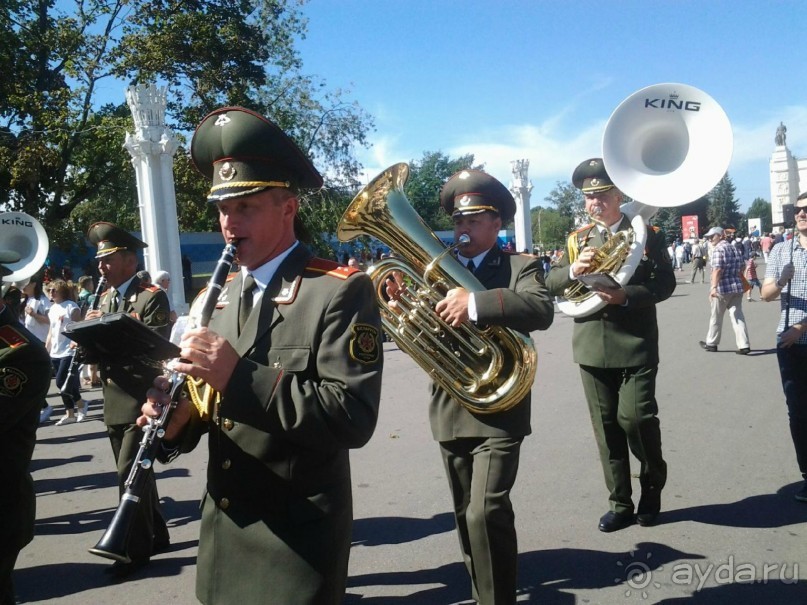 Шествие военных оркестров-участников фестиваля "Спасская башня" по центральной аллее ВДНХ.