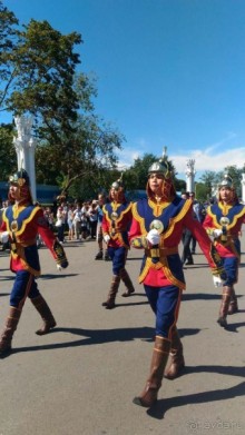 Шествие военных оркестров-участников фестиваля "Спасская башня" по центральной аллее ВДНХ.