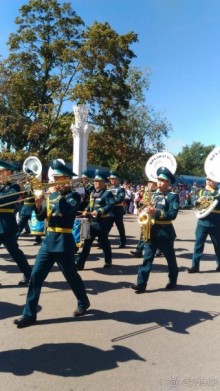 Шествие военных оркестров-участников фестиваля "Спасская башня" по центральной аллее ВДНХ.