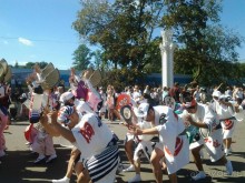Шествие военных оркестров-участников фестиваля "Спасская башня" по центральной аллее ВДНХ.