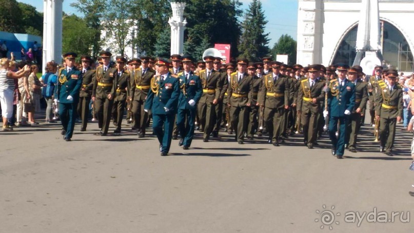 Шествие военных оркестров-участников фестиваля "Спасская башня" по центральной аллее ВДНХ.