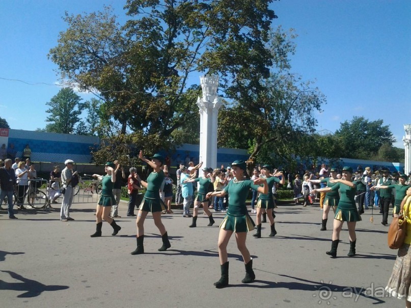 Шествие военных оркестров-участников фестиваля "Спасская башня" по центральной аллее ВДНХ.