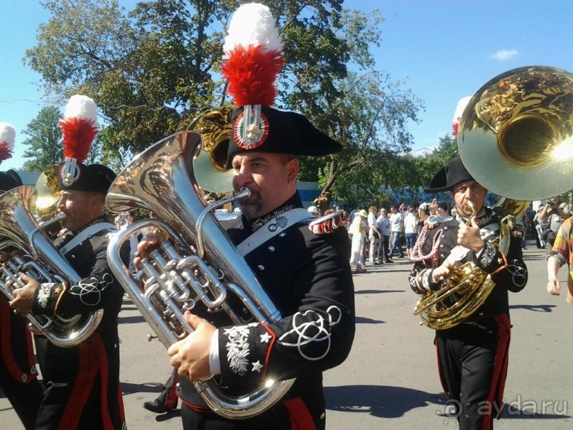Шествие военных оркестров-участников фестиваля "Спасская башня" по центральной аллее ВДНХ.
