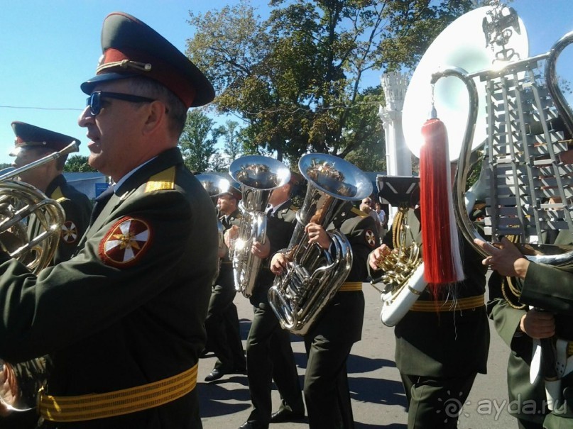 Шествие военных оркестров-участников фестиваля "Спасская башня" по центральной аллее ВДНХ.