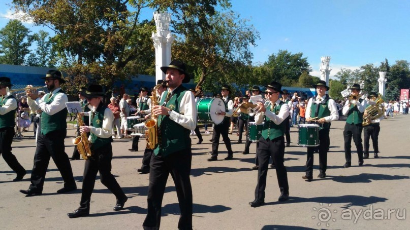 Шествие военных оркестров-участников фестиваля "Спасская башня" по центральной аллее ВДНХ.