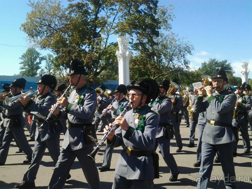 Шествие военных оркестров-участников фестиваля "Спасская башня" по центральной аллее ВДНХ.