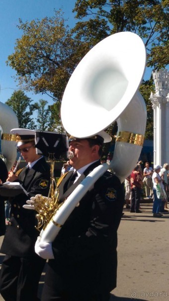 Шествие военных оркестров-участников фестиваля "Спасская башня" по центральной аллее ВДНХ.