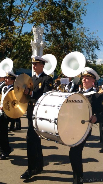 Шествие военных оркестров-участников фестиваля "Спасская башня" по центральной аллее ВДНХ.