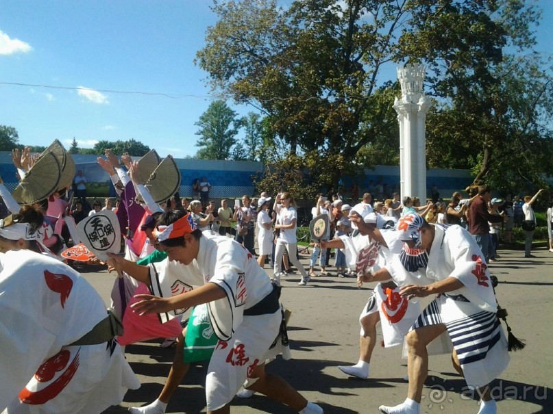 Шествие военных оркестров-участников фестиваля "Спасская башня" по центральной аллее ВДНХ.