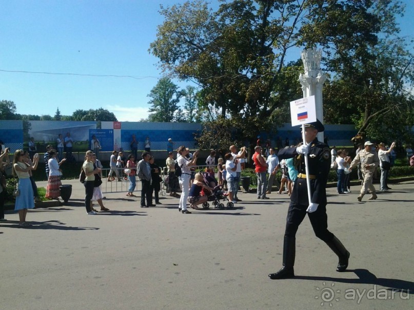 Шествие военных оркестров-участников фестиваля "Спасская башня" по центральной аллее ВДНХ.