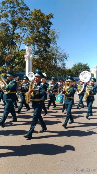 Шествие военных оркестров-участников фестиваля "Спасская башня" по центральной аллее ВДНХ.