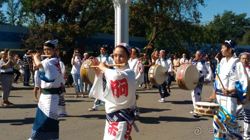 Шествие военных оркестров-участников фестиваля "Спасская башня" по центральной аллее ВДНХ.