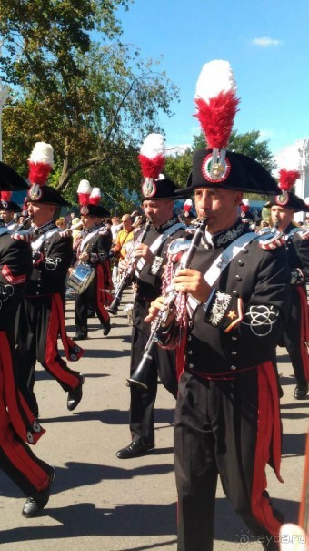 Шествие военных оркестров-участников фестиваля "Спасская башня" по центральной аллее ВДНХ.
