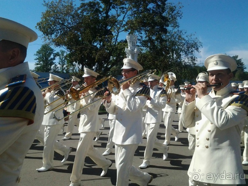 Шествие военных оркестров-участников фестиваля "Спасская башня" по центральной аллее ВДНХ.