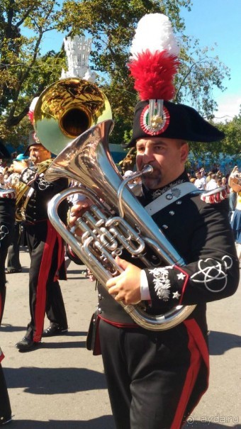 Шествие военных оркестров-участников фестиваля "Спасская башня" по центральной аллее ВДНХ.