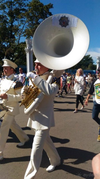 Шествие военных оркестров-участников фестиваля "Спасская башня" по центральной аллее ВДНХ.