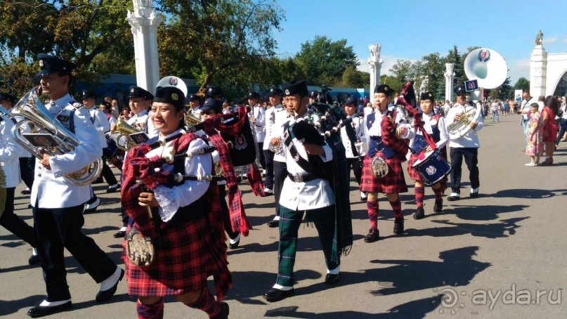 Шествие военных оркестров-участников фестиваля "Спасская башня" по центральной аллее ВДНХ.