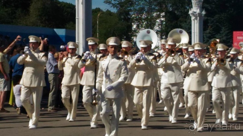 Шествие военных оркестров-участников фестиваля "Спасская башня" по центральной аллее ВДНХ.