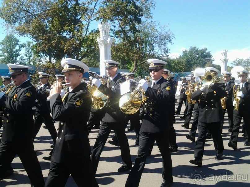 Шествие военных оркестров-участников фестиваля "Спасская башня" по центральной аллее ВДНХ.