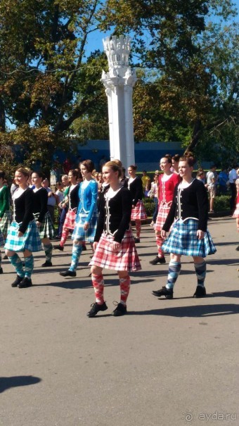 Шествие военных оркестров-участников фестиваля "Спасская башня" по центральной аллее ВДНХ.