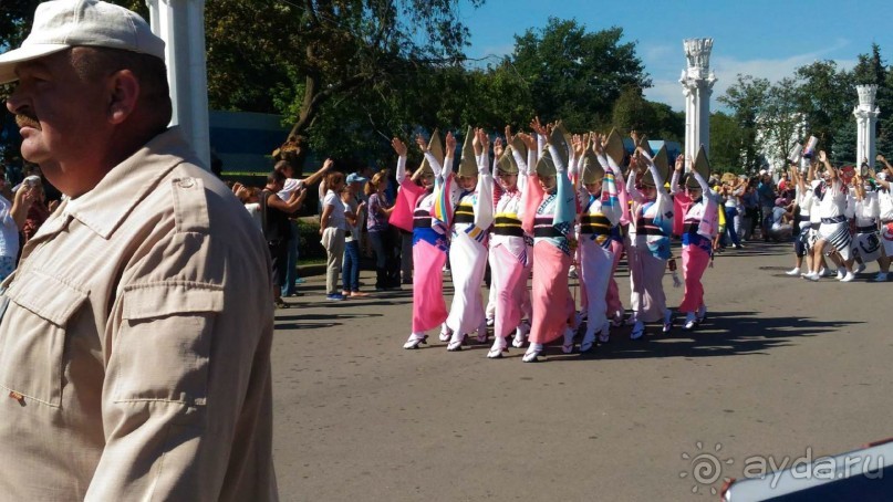 Шествие военных оркестров-участников фестиваля "Спасская башня" по центральной аллее ВДНХ.