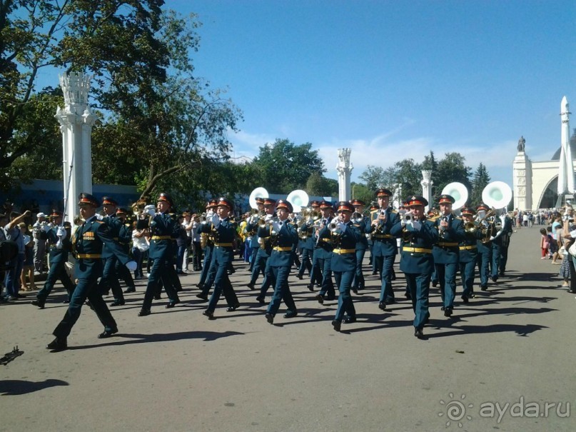 Шествие военных оркестров-участников фестиваля "Спасская башня" по центральной аллее ВДНХ.