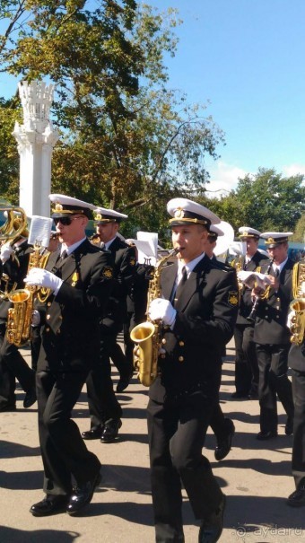 Шествие военных оркестров-участников фестиваля "Спасская башня" по центральной аллее ВДНХ.
