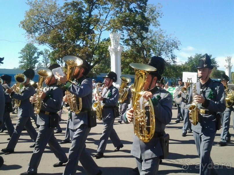 Шествие военных оркестров-участников фестиваля "Спасская башня" по центральной аллее ВДНХ.