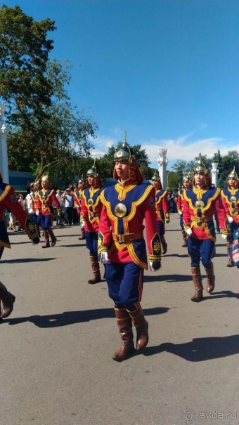 Шествие военных оркестров-участников фестиваля "Спасская башня" по центральной аллее ВДНХ.