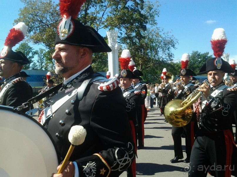 Шествие военных оркестров-участников фестиваля "Спасская башня" по центральной аллее ВДНХ.