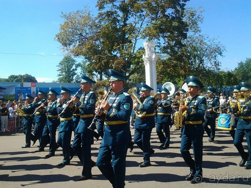 Шествие военных оркестров-участников фестиваля "Спасская башня" по центральной аллее ВДНХ.
