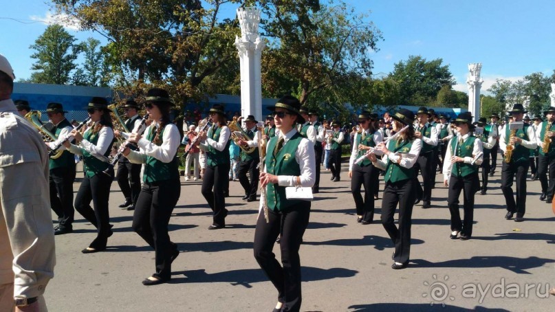 Шествие военных оркестров-участников фестиваля "Спасская башня" по центральной аллее ВДНХ.