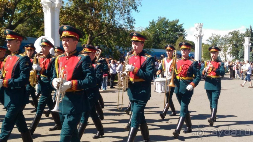 Шествие военных оркестров-участников фестиваля "Спасская башня" по центральной аллее ВДНХ.