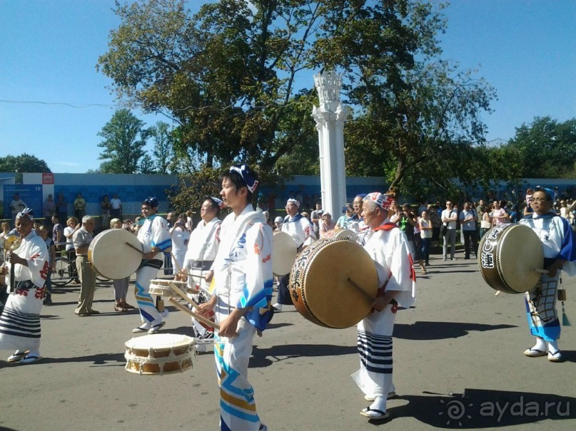 Шествие военных оркестров-участников фестиваля "Спасская башня" по центральной аллее ВДНХ.