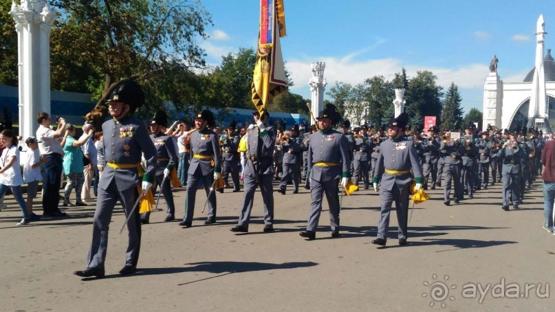 Шествие военных оркестров-участников фестиваля "Спасская башня" по центральной аллее ВДНХ.