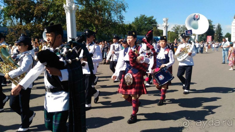Шествие военных оркестров-участников фестиваля "Спасская башня" по центральной аллее ВДНХ.