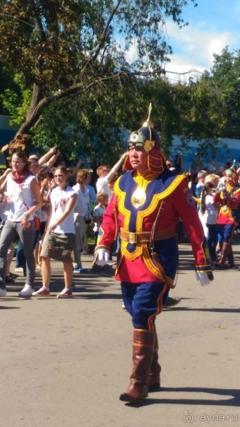 Шествие военных оркестров-участников фестиваля "Спасская башня" по центральной аллее ВДНХ.