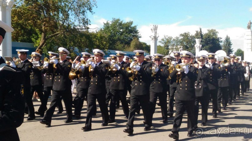 Шествие военных оркестров-участников фестиваля "Спасская башня" по центральной аллее ВДНХ.