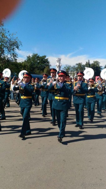 Шествие военных оркестров-участников фестиваля "Спасская башня" по центральной аллее ВДНХ.